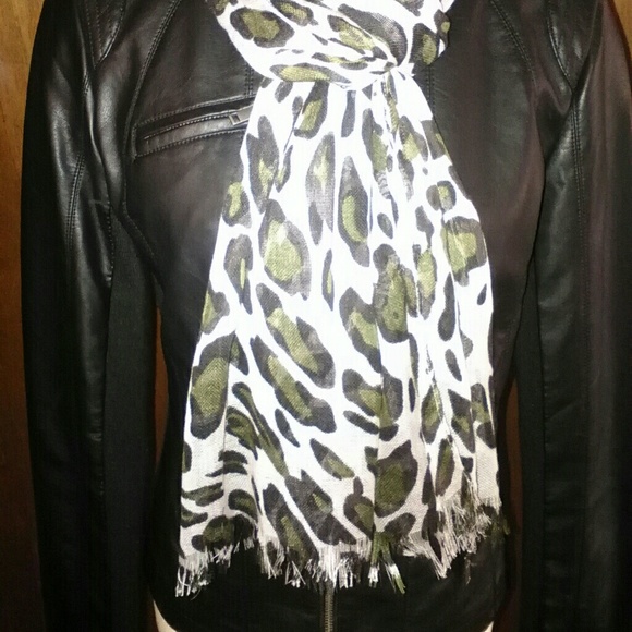 Green leopard cream scarf - Picture 2 of 3